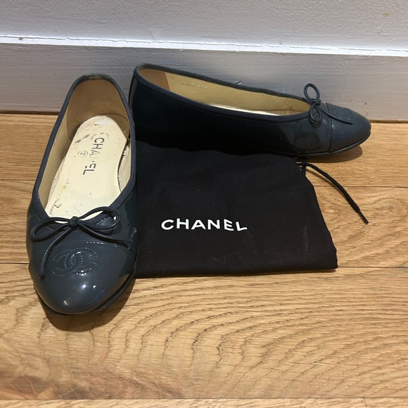 Authentic Chanel Patent Leather Ballerinas in Navy SZ 37.5 - Picture 6 of 13